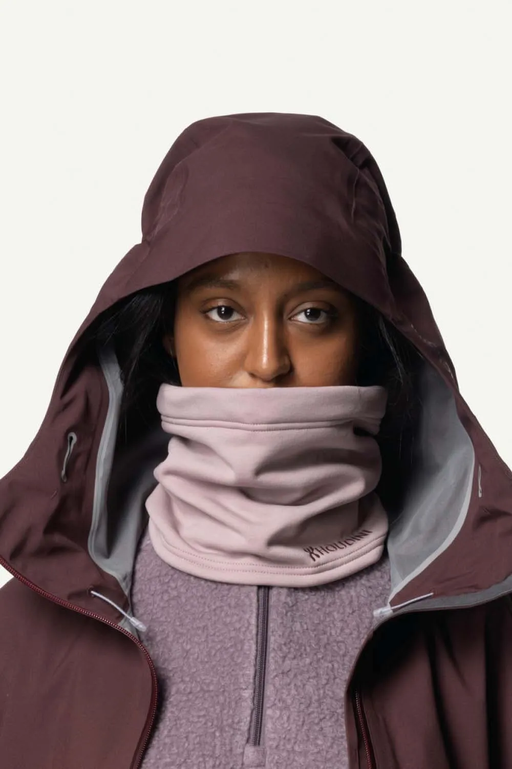 En glad kund provar sin spiderman för barn och bebis och vill direkt köpa en egen.