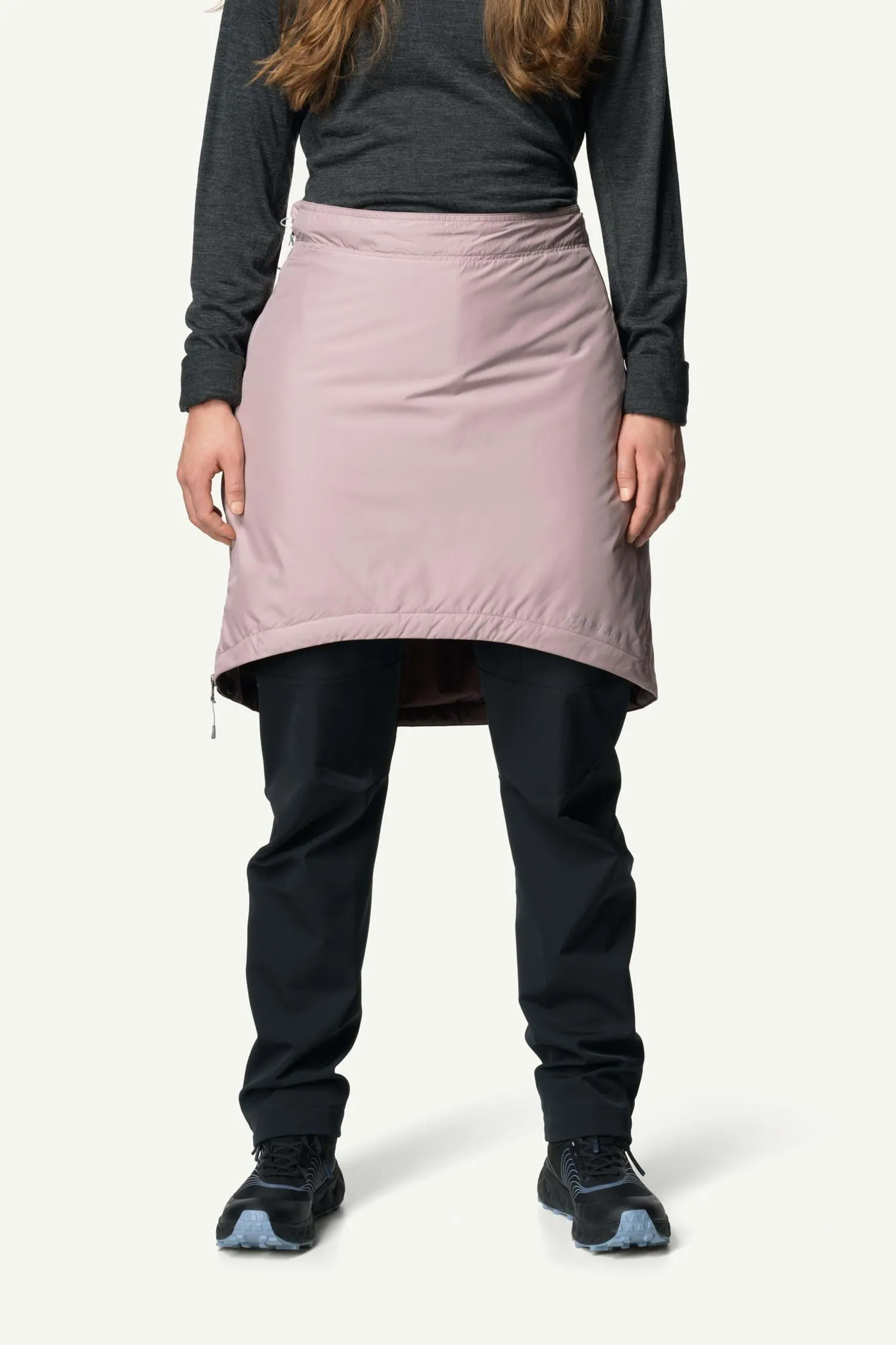 En glad kund provar sina pyamas för barn och bebis och blir sugen på att köpa fler.