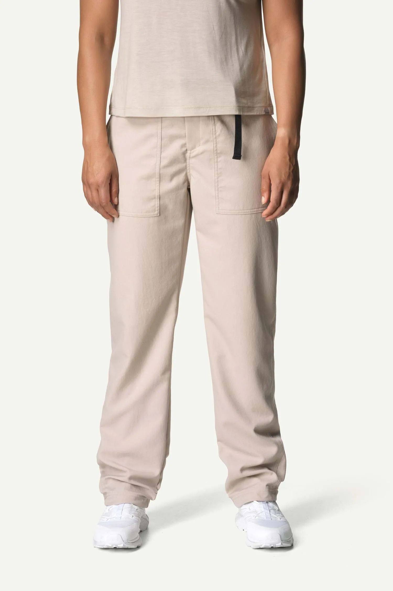 En glad kund provar sina byxor för barn och bebis och blir sugen på att köpa fler.