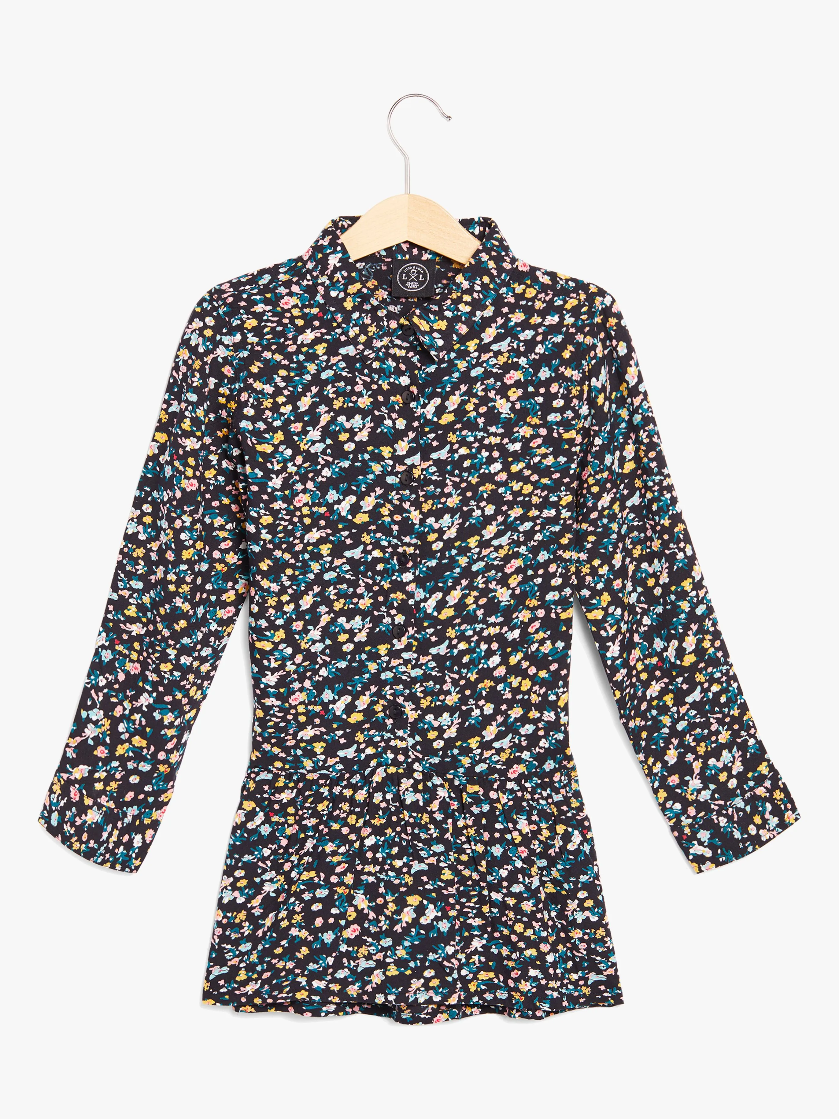 En glad kund provar sin långklänning för barn och bebis och känner att en egen måste få följa med hem.