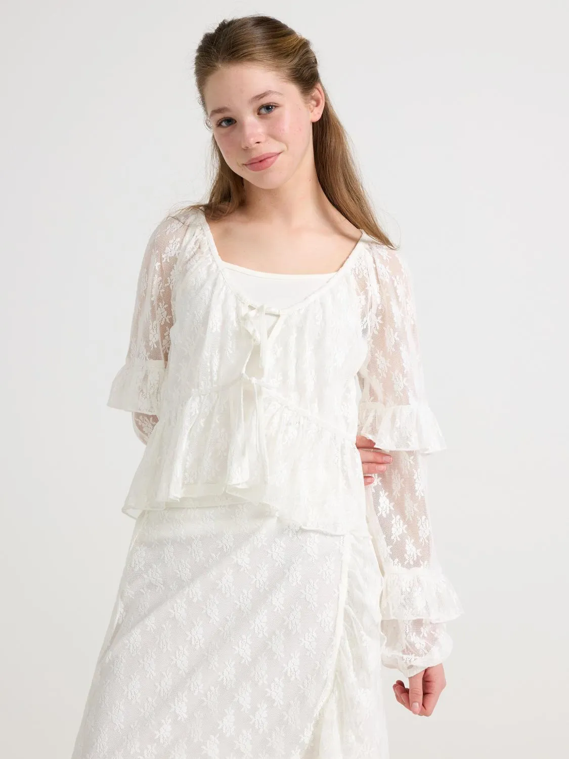 Spetsblus med volanger